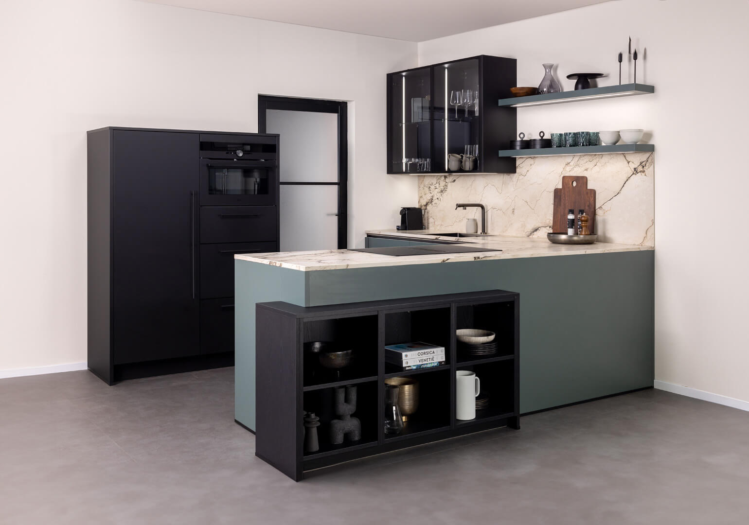 Hoekkeuken met zwarte kasten en opvallend keukenblad