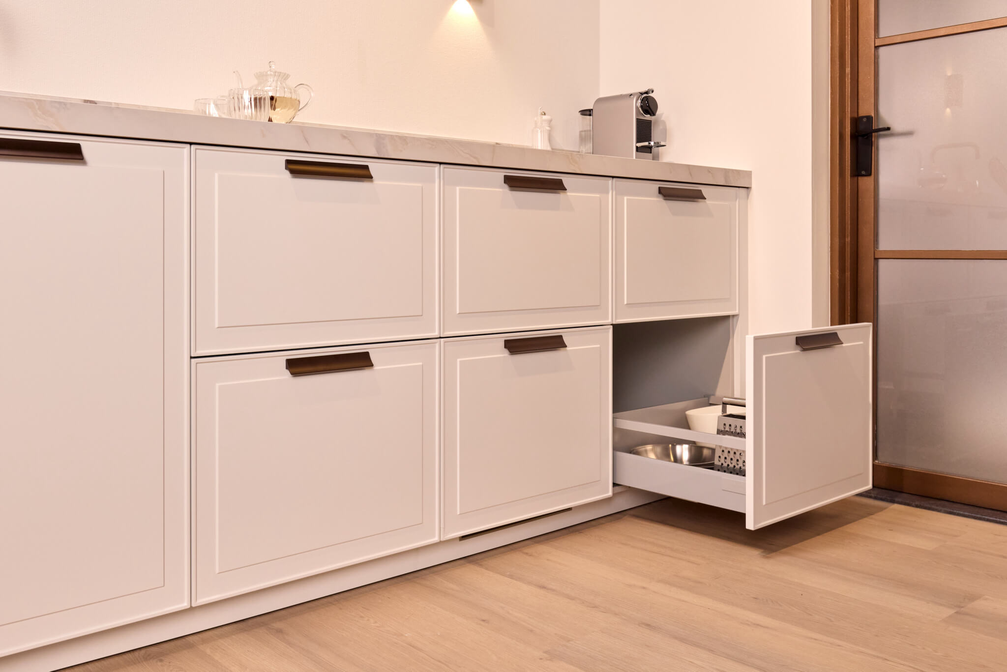 Witte parallelkeuken met kaderdeuren