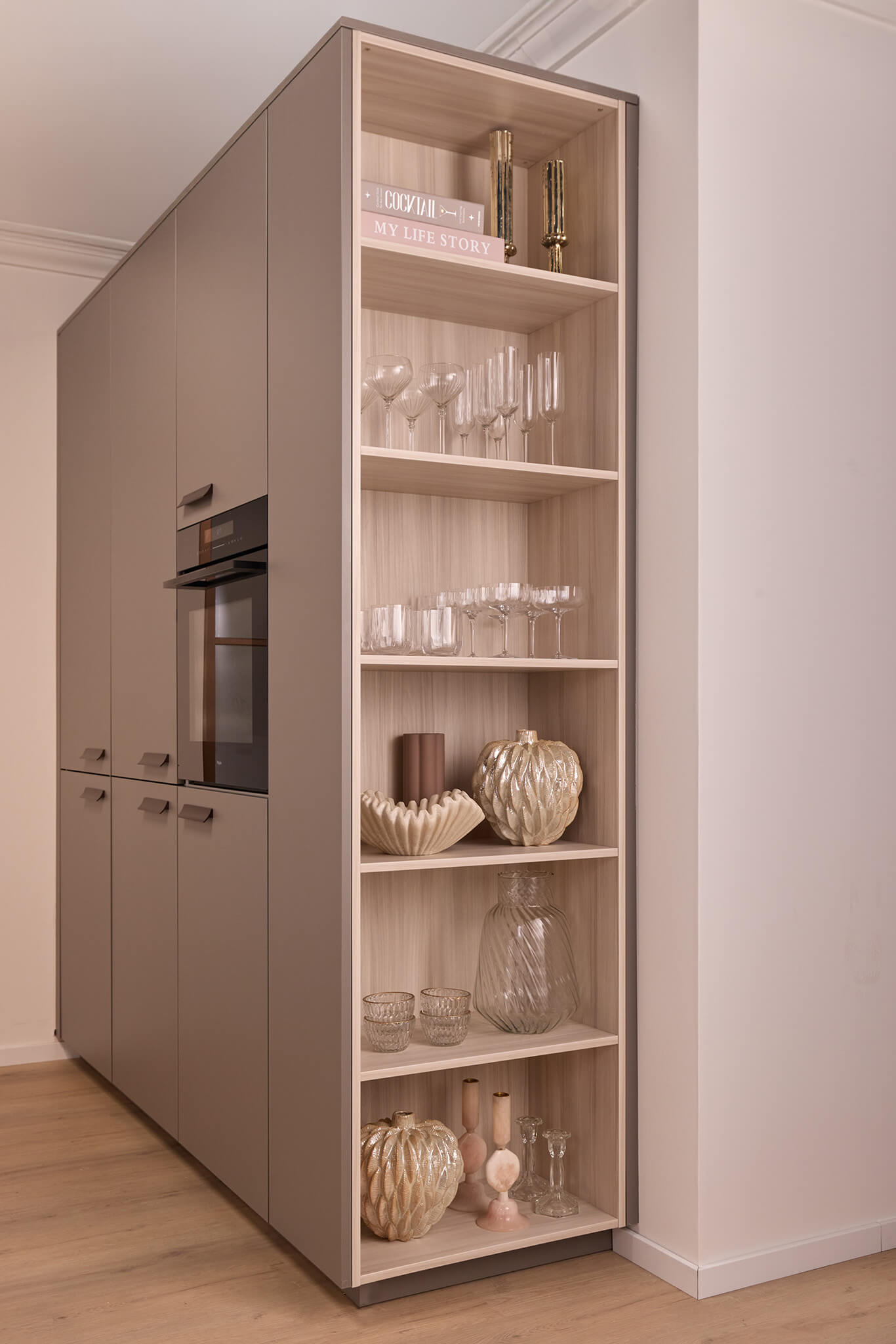Warmgrijze kastenwand in landelijke keuken