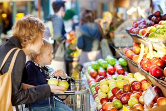 Boodschappen doen met je kinderen.