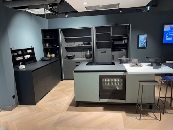 Showroomkeuken NX510 Onyxzwart i.c.m. NX505 Mistblauw