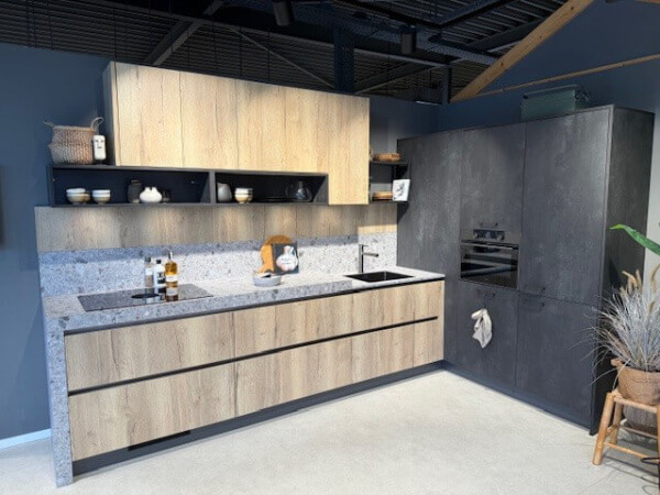 Showroomkeuken Atlas Trend Metaalzwart icm Jura Wild Eiken Licht