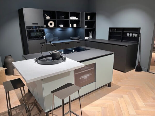 Showroomkeuken NEXT 125 – Onyxzwart in combinatie met Mistblauw