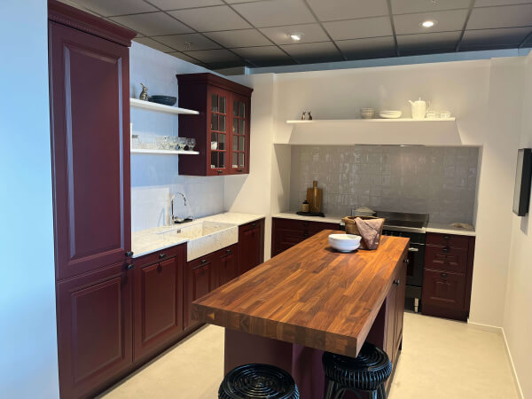 Showroomkeuken Rustiek robijnrood
