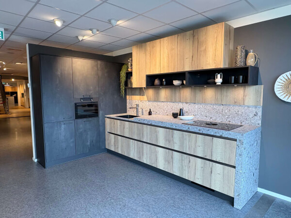 Showroomkeuken Atlas Trend Metaalzwart icm Jura Wild Eiken Licht