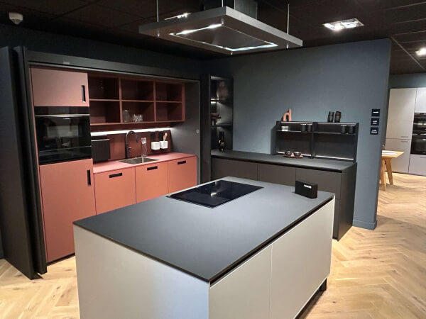 Showroomkeuken NX510 Onyxzwart i.c.m. NX510 Indisch Rood