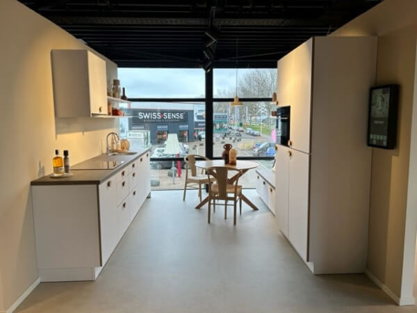 Showroomkeuken Matterhorn hout kiezelwit