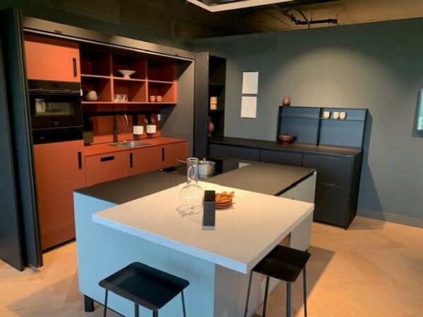 Showroomkeuken NX510 Onyxzwart i.c.m. NX510 Indisch Rood