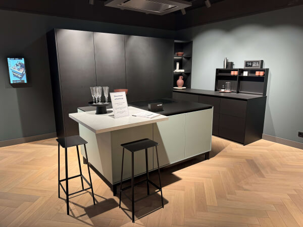 Showroomkeuken NX510 Onyxzwart i.c.m. NX510 Indisch Rood