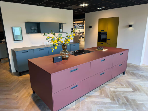 Showroomkeuken NX80 Indisch Rood icm NX510 Kobaltgroen en NX510 Olijfgeel