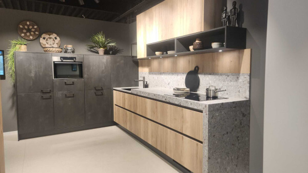 Showroomkeuken Atlas Trend Metaalzwart icm Jura Wild Eiken Licht