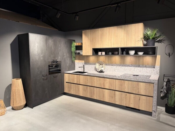 Showroomkeuken Atlas Trend Metaalzwart icm Jura Wild Eiken Licht