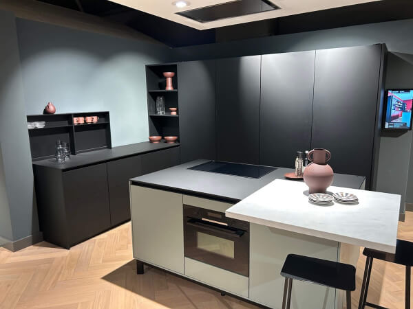 Showroomkeuken NX510 Onyxzwart i.c.m. NX510 Indisch Rood