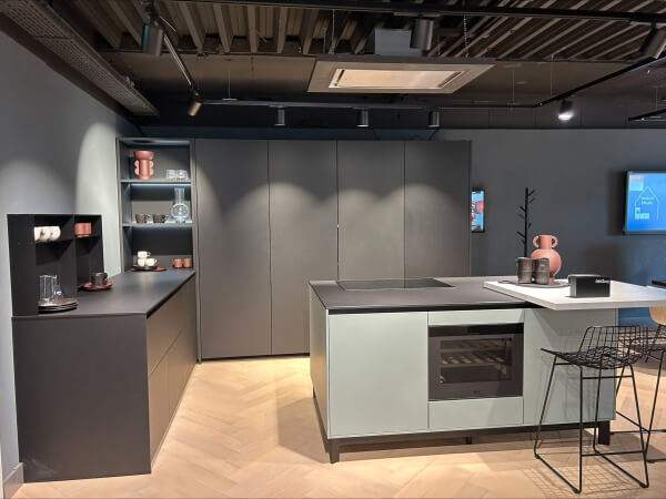 Showroomkeuken NX510 Onyxzwart i.c.m. NX510 Indisch Rood